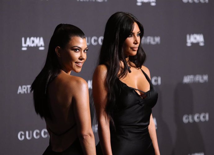 Salen a la luz las imágenes de Kim y Kourtney Kardashian pegándose