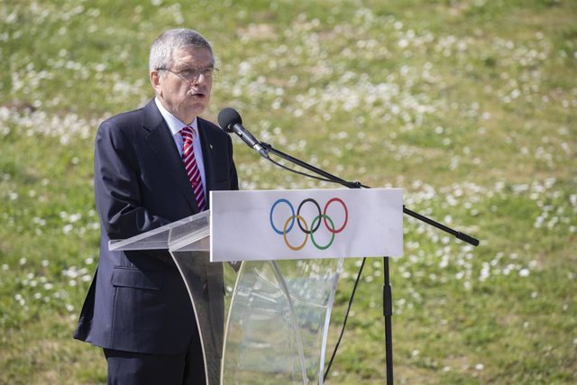 Thomas Bach durante la ceremonia de encendido de la llama olímpica en el Templo de Hera en Olimpia