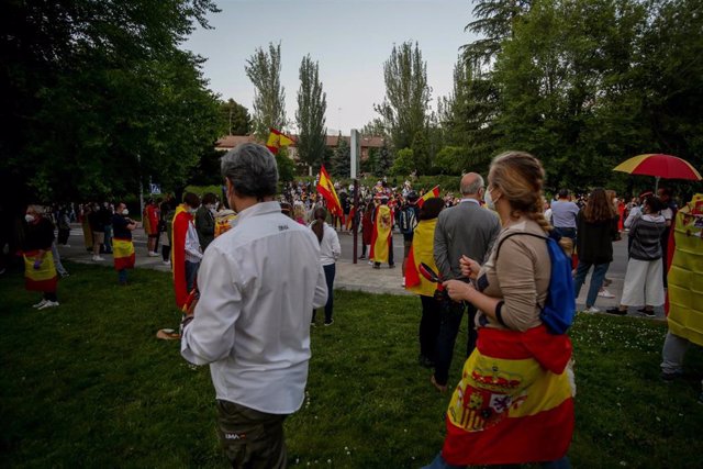 Decenas de personas se concentran en la Plaza de España de Pozuelo de Alarcón (Madrid) en contra del Gobierno de Pedro Sánchez al grito de "dimisión" por su descontento con la gestión sanitaria del Covid-19