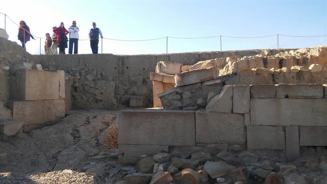Varias personas observan la muralla norte del yacimiento ibero-romano de Castulo/Archivo