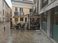 Cort retira el último cerramiento de terraza que quedaba en Palma, en un bar de la plaza Santa Eulària