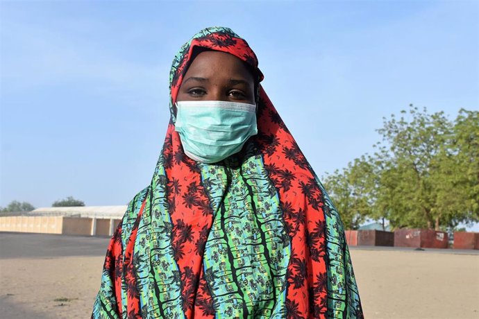 Una adolescente con mascarilla en Nigeria
