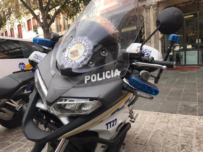 Una moto con el escudo de la Policía Local de Palma.