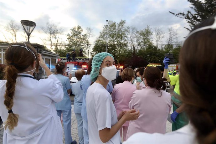 Sanitarios del Hospital Donostia aplauden ante el centro en San Sebastián