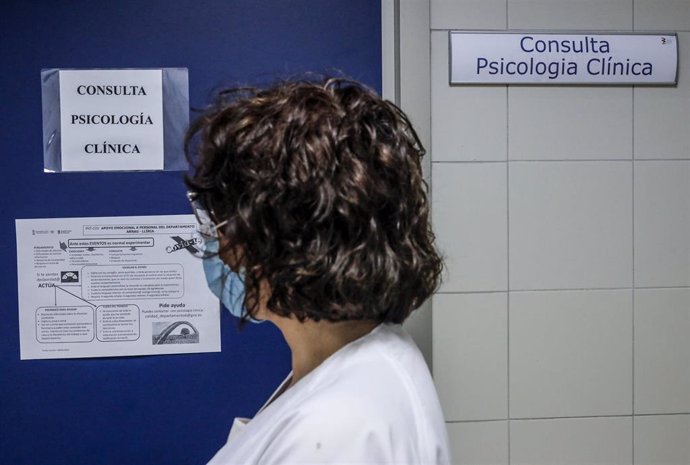 Una trabajadora sanitaria pasa al lado de la Consulta de Psicología Clínica del Hospital Arnau de Vilanova donde hay pacientes infectados con Covid-19, en Valencia, Comunidad Valenciana, (España), a 24 de abril de 2020.