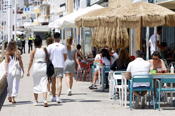 Un grupo de personas pasean por el paseo marítimo de Pedregalejo  durante la Fase 1 en Málaga a 20 de mayo del 2020