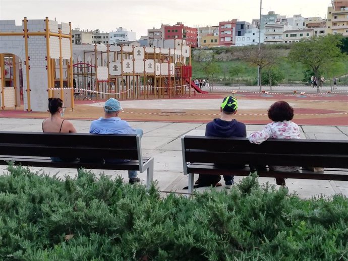 Personas sentadas en un banco en el Parque de Sa Riera, en el primer día en el que se permitieron los paseos generalizados y salidas para hacer deporte durante el estado de alarma.