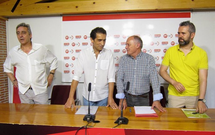 Representantes de CCOO y UGT Vicente Andrés y Faustino Temprano, segundo y tercero por la izquierda, junto a otros representantes de ambos sindicatos.