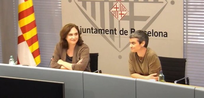 L'alcaldessa de Barcelona, Ada Colau, i la regidor d'Habitatge, Lucía Martín, en una roda de premsa per demanar un Pacte d'estat per l'habitatge i disposar del supervit.