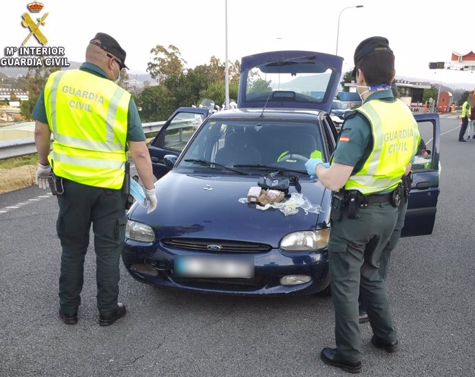 Detenidos con 700 gramos de hachís los dos ocupantes de un coche interceptado en un control en el peaje de la AP-9 en Vilaboa (Pontevedra).