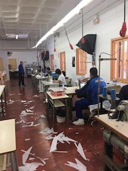 Imagen de archivo de internos de la cárcel Sevilla I fabricando batas sanitarias para hospitales de campaña. 