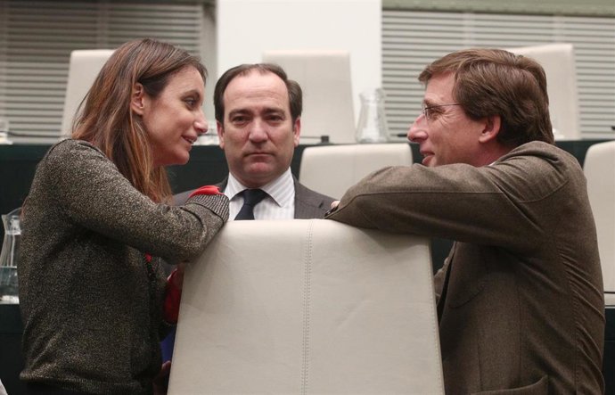 (I-D) La concejal de Cultura, Turismo y Deporte del Ayuntamiento de Madrid, Andrea Levy; el concejal de Medioambiente, Borja Carabante y el alcalde de Madrid, José Luis Martínez- Almeida, hablan tras finalizar el pleno extraordinario sobre Valdemingómez