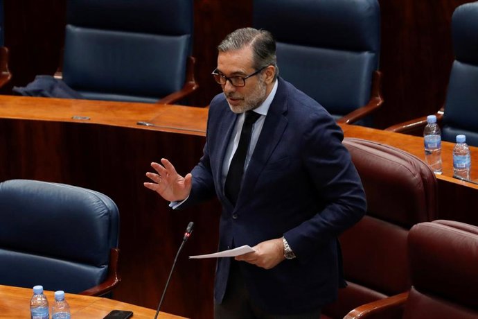 El consejero de Justicia, Enrique López interviene durante el pleno que la Asamblea de Madrid. Archivo.