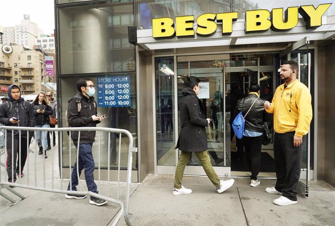 March 19, 2020 - New York, NY, USA. An employee takes count of how many customers are entering the Best Buy store at the Union Square location. Many stores around the city are limiting the number of people that may shop at once as a way to promote socia