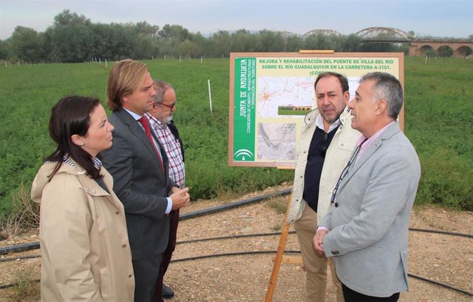 El delegado de la Junta en Córdoba, Antonio Repullo (segundo por la izda.), y la delegada territorial de Fomento, Infraestructuras y Ordenación del Territorio, Cristina Casanueva, junto al proyecto