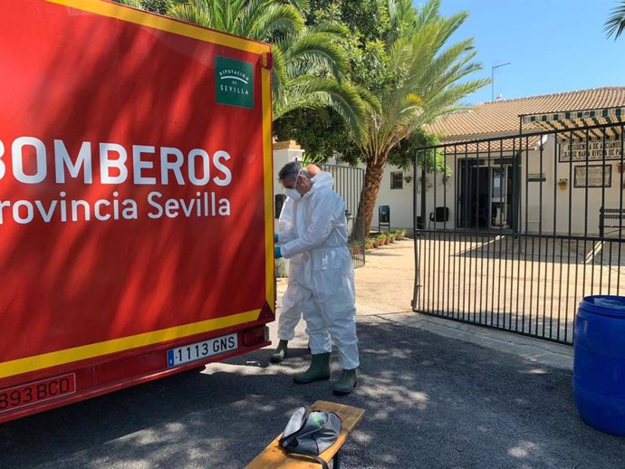 Bomberos de la provincia de Sevilla desinfectan la residencia de mayores de Carrión de los Céspedes.