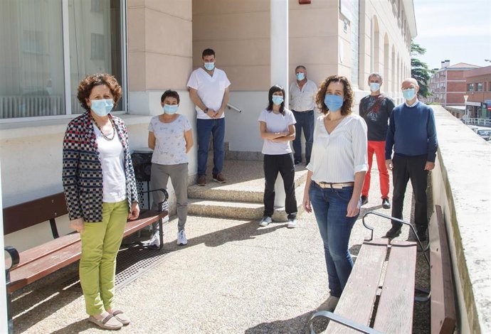 La consejera de Derechos Sociales con responsables y personal que ha atendido la residencia Fuerte Príncipe en el momento de la clausura