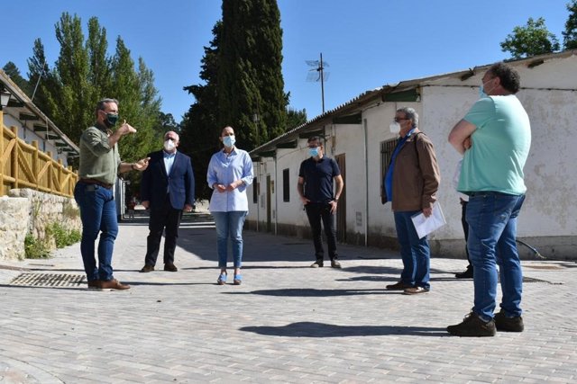 La delegada de Gobierno de la Junta en Jaén, Maribel Lozano junto al delegado territorial de Fomento, Infraestructuras y Ordenación del Territorio, Jesús Estrella, y el director provincial de AVRA, Agustín del Moral, en Vadillo-Castril.
