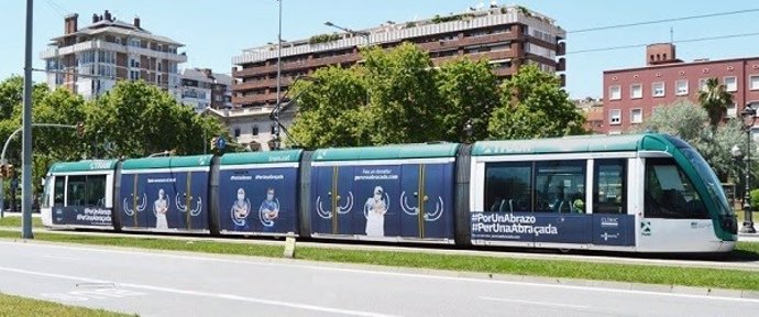 El tranvía de Barcelona vinilado con la imagen de la campaña 'Per una abraada' del Hospital Clínic
