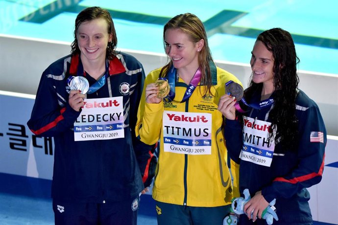 Katie Ledecky, Ariarne Titmus y Leah Smith enseñan sus medallas en los 400 libres de los Mundiales de Gwanjgu