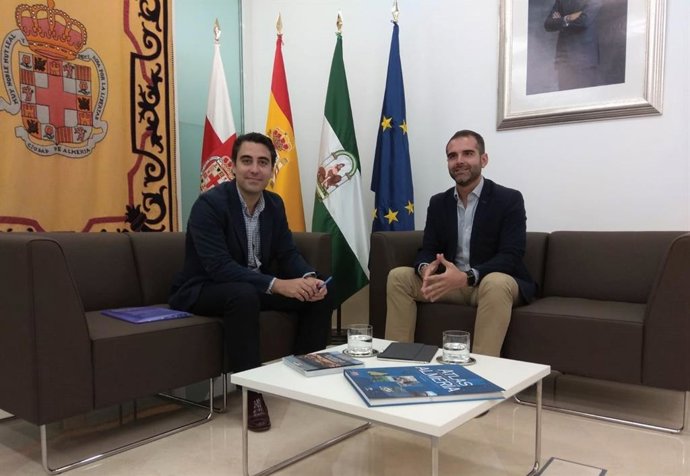 Joaquín Pérez de la Blanca (izq) junto al alcalde, Ramón Fernández-Pacheco