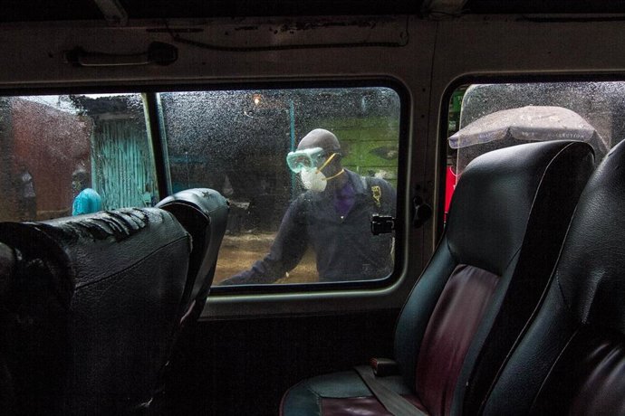 Un hombre desinfecta un coche