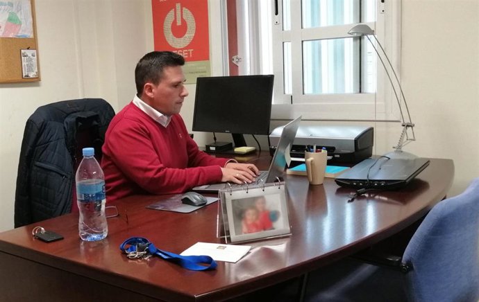 Juan Antonio Prieto, profesor de la UPO, ha traducido al español un cómic sobre el coronavirus para concienciar a la población de la importancia de esta enfermedad.