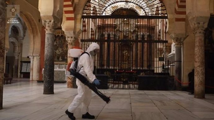 Un operario desinfecta el interior de la Mezquita-Catedral de Córdoba.