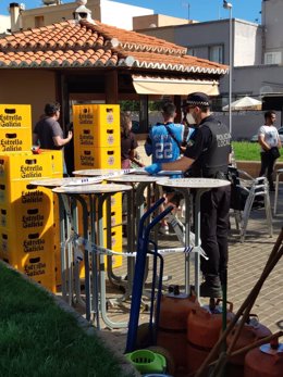 Agentes de la Policía Local precintan el kiosco sin licencia en vigor de terraza