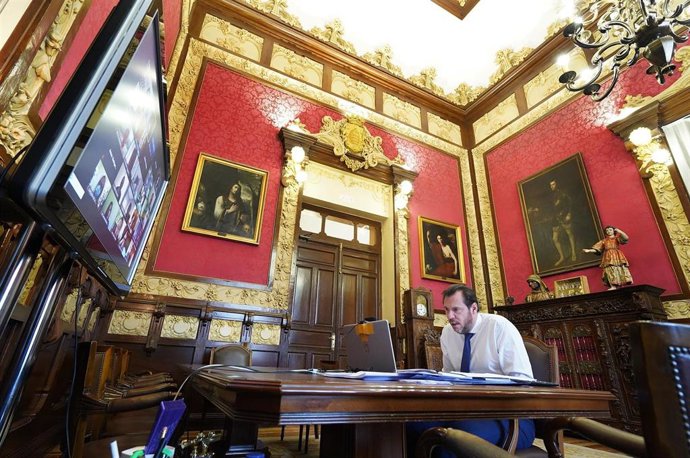 El alcalde de Valladolid, Óscar Puente, durante el encuentro online con representantes de la Cámara de Comercio y del sector empresarial de la ciudad.