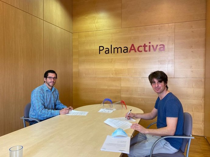 El concejal de Promoción Económica y Empleo, Rodrigo Romero, y el presidente de Makers Mallorca, Víctor Gómez