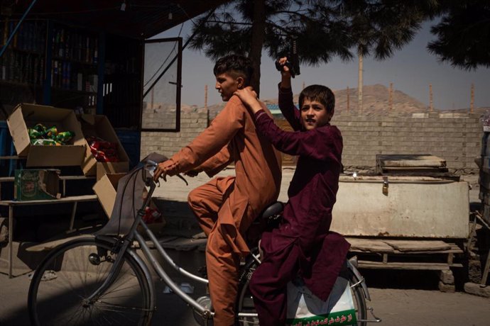 Dos niños afganos en Kabul