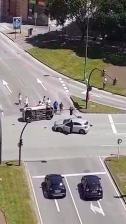 Coche volcado por un accidnete en Avilés.