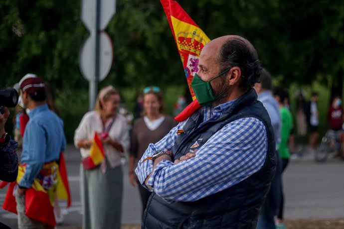 Una multitud se concentra en la Plaza de España de Pozuelo de Alarcón en contra del Gobierno de Pedro Sánchez al grito de "dimisión"  