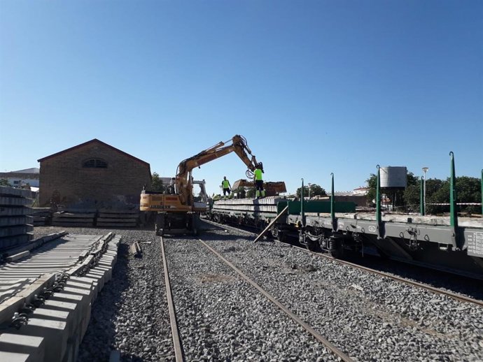 Descarga de traviesas en la estación de Llerena, en una imagen de archivo.