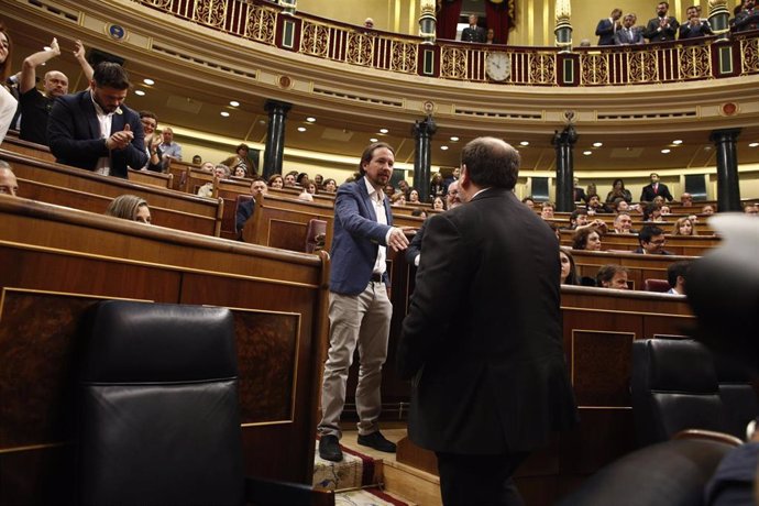 El vicepresidente segundo del Gobierno, Pablo Iglesias, saludando al exvicepresidente de la Generalitat de Cataluña Oriol Junqueras en el hemiciclo del Congreso en mayo de 2019. 