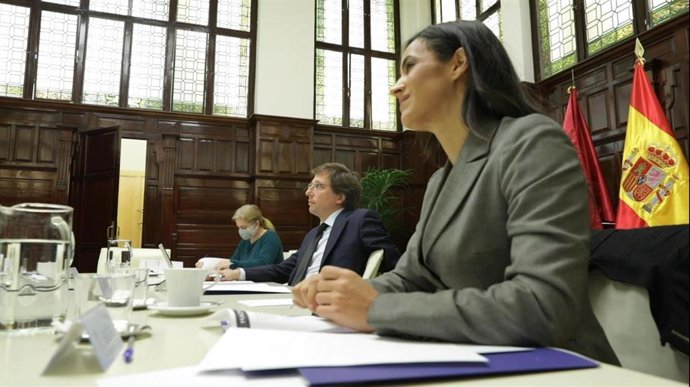 Inmaculada Sanz, José Luis Martínez-Almeida y Begoña Villacís