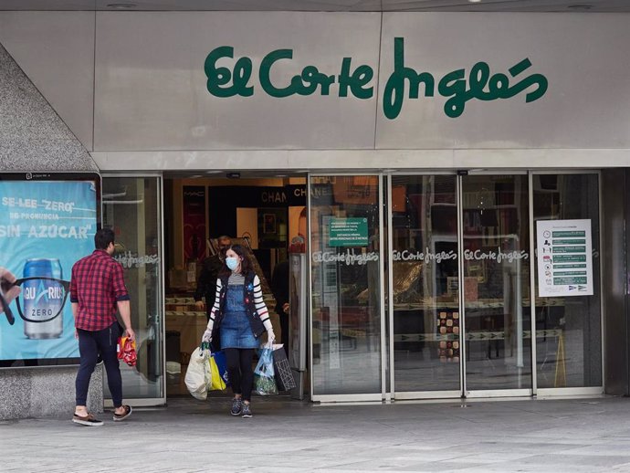 El Corte Inglés únicamente abre su supermercado durante el Estado de Alarma decretado por el Gobierno de España como consecuencia del coronavirus COVID-19. En Pamplona, Navarra, España. A 24 de abril de 2020.