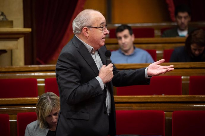 El conseller d'Educació de la Generalitat, Josep Bargalló, intervé des del seu escó, durant una sessió plenria en el Parlament de Catalunya, a Barcelona (Catalunya, Espanya), a 12 de febrer de 2020.
