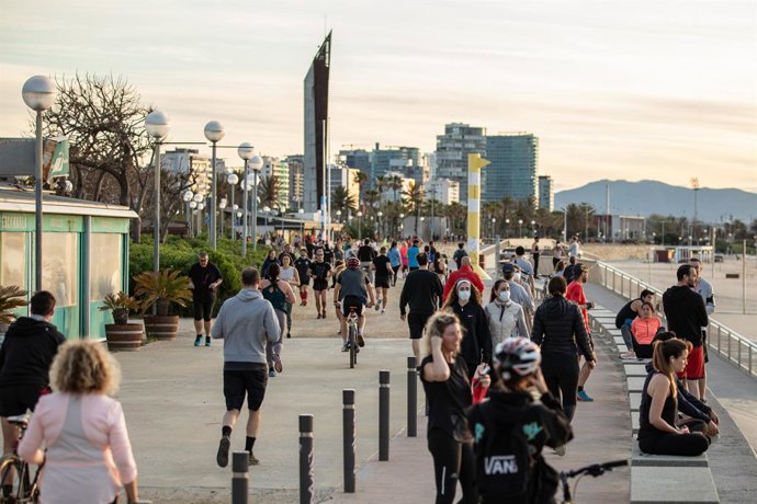 Transeünts gaudeixen de l'ambient prop del port de Barcelona en el primer dia en qu el Govern permet sortir a fer esport de forma individual i passejar amb una altra persona amb la qual es convisqui, a Barcelona, Catalunya, (Espanya), a 2 de maig de 20