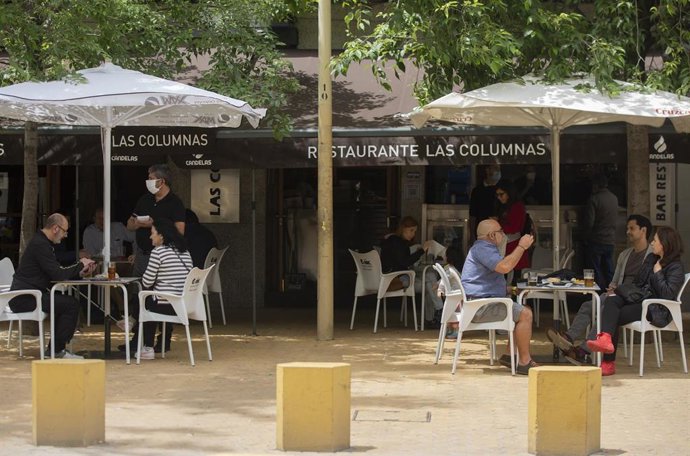 Personas consumiendo en los veladores de un bar abierto durante el segundo día de la fase 1 del plan de desescalada 