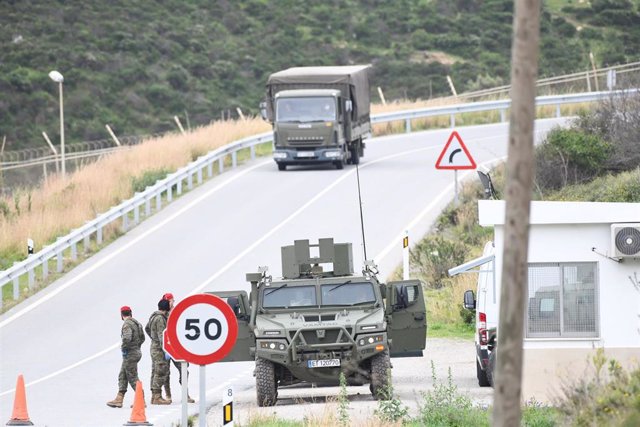 Ejercito patrullando el perímetro fronterizo de España con Marruecos en la frontera de Ceuta . La Legión con blindados y los regulares controlan cualquier acercamiento a la valla de Ceuta a 16 de abril del 2020
