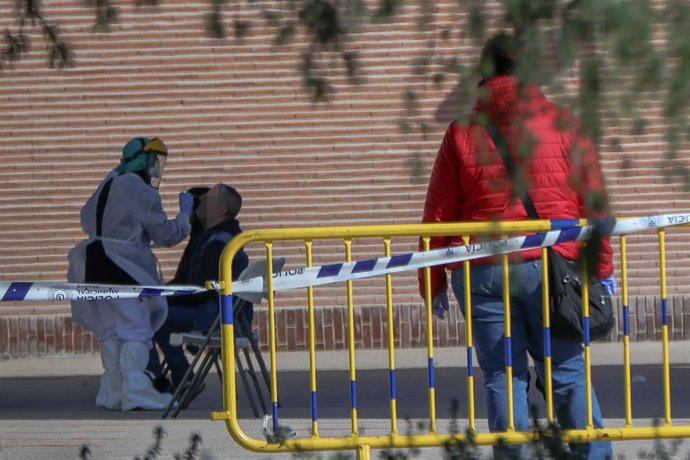 Una sanitaria le realiza a varios trabajadores de servicios esenciales uno de los test comprado por el Ayuntamiento de Madrid