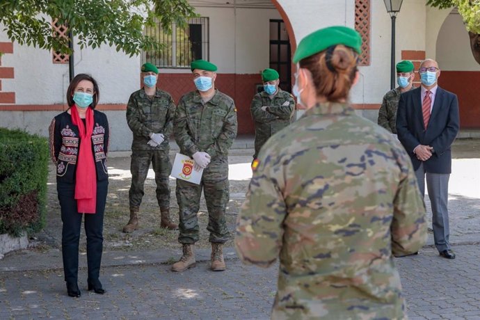 La ministra de Defensa, Margarita Robles, en una visita a la Agrupación de Transportes del Ejército de Tierra