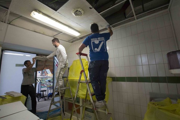 El Ayuntamiento de Camargo acomete una "actualización a fondo" de las instalaciones deportivas de Cros, que volverán a abrir al público el 1 de septiembre tras el cierre por la epidemia de coronavirus.