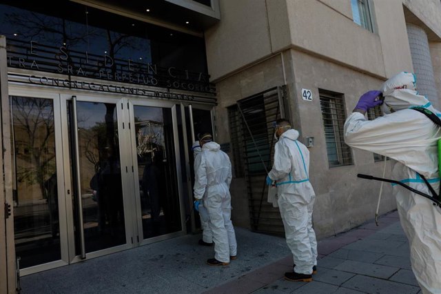 Militares en la desinfección de una residencia 