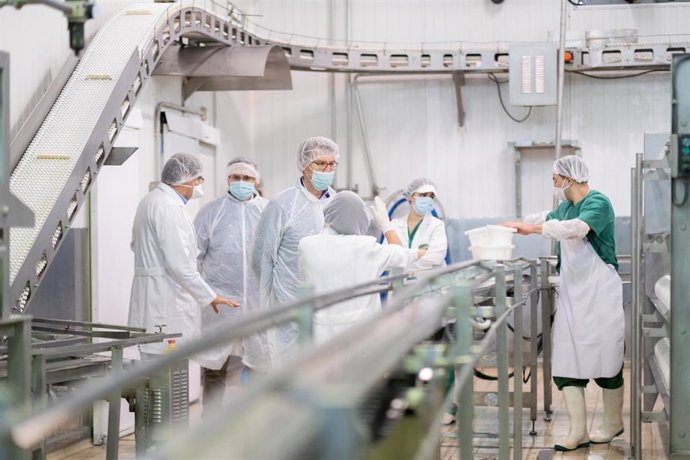 El  presidente de la Xunta, Alberto Núñez Feijóo, junto al conselleiro de Medio Rural, José González, visita Queserías Sarrianas