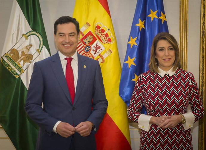 El presidente de la Junta de Andalucía, Juanma Moreno (i), junto a la secretaria general del PSOE de Andalucía, Susana Díaz (d), en una imagen de archivo.