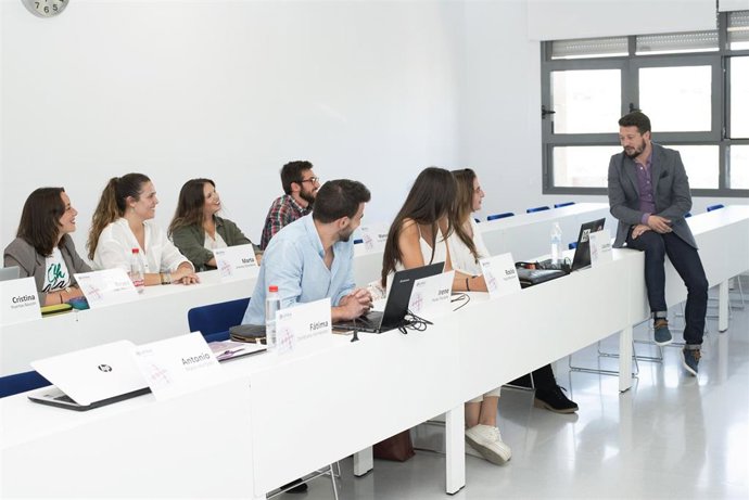 Alumnos de un máster de la Universidad Loyola Andalucía en clase.
