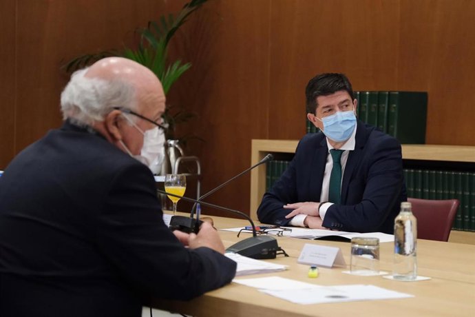 El consejero de Salud y Familias, Jesús Aguirre, y el vicepresidente de la Junta y consejero de Turismo, Regeneración, Justicia y Administración Local, Juan Marín, en una reunión del Gabinete de Crisis del coronavirus.